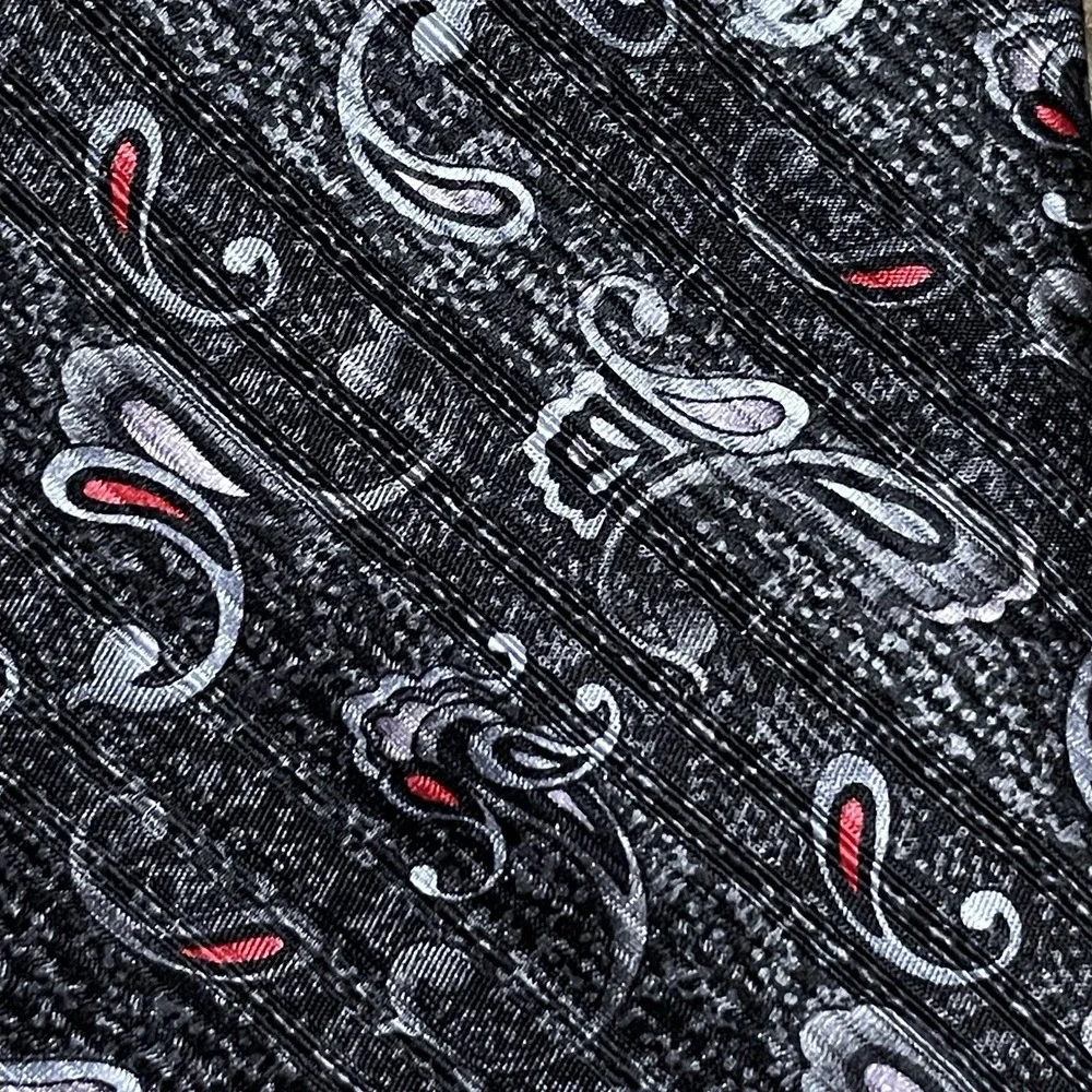 Jhane Barnes Men's Necktie Black Gray Paisley 100% Silk Business‎ Old Money